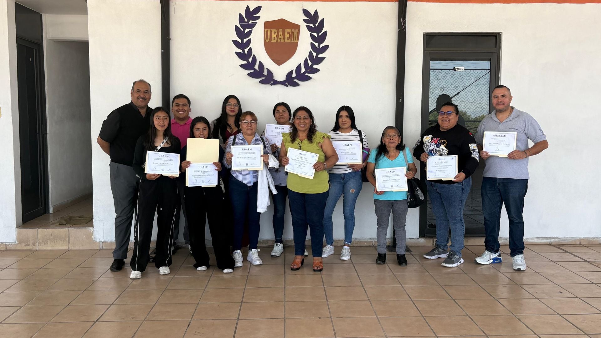 Alumnos recibiendo certificados