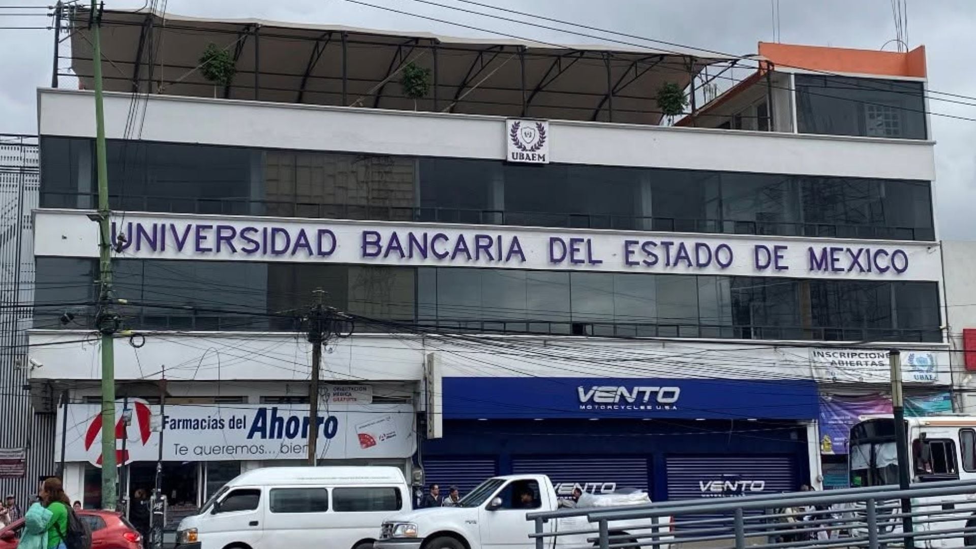 Fachada de la universidad